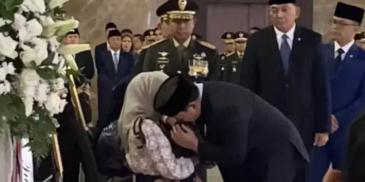 Prabowo Sampaikan Penghormatan Terakhir untuk 3 Prajurit TNI Korban Ledakan di Lebanon