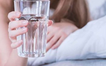 Hidrasi Penting, Tapi Benarkah Minum Air Sebelum Tidur Dianjurkan?