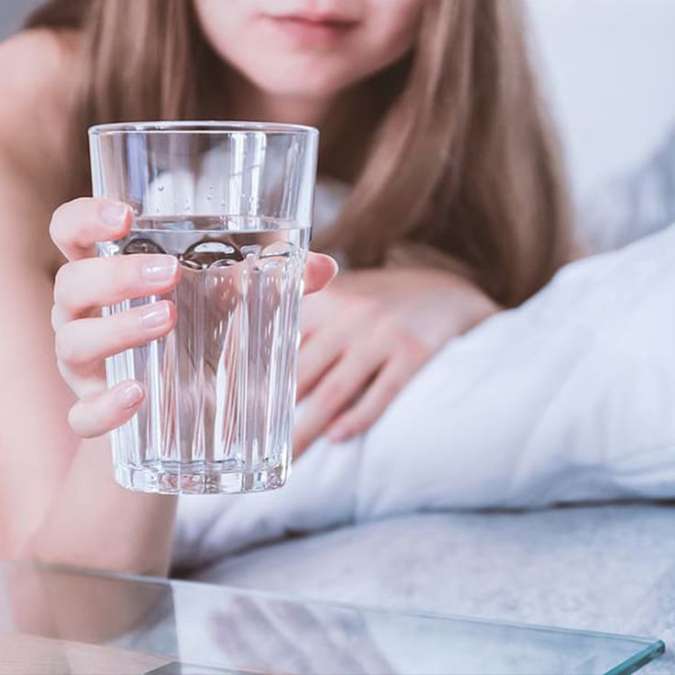 Hidrasi Penting, Tapi Benarkah Minum Air Sebelum Tidur Dianjurkan?