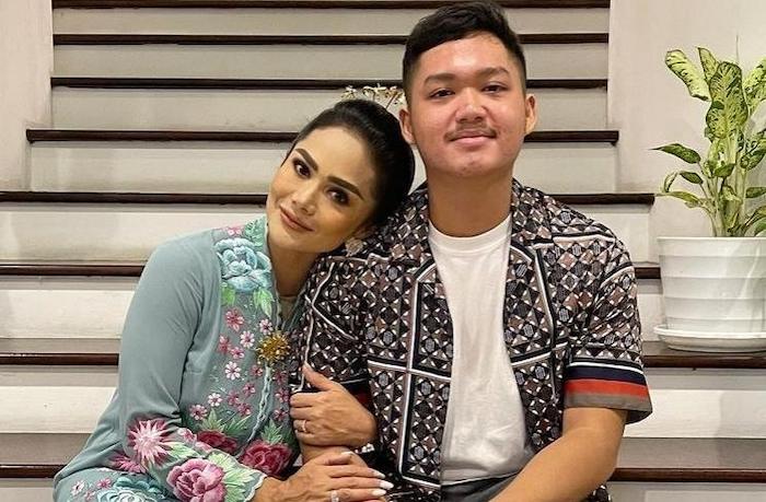 Beda Keyakinan Tak Jadi Penghalang, Krisdayanti Restui Azriel dan Sarah Menzel
