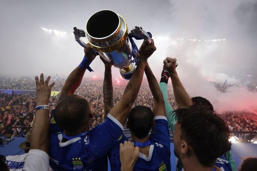 Cetak Sejarah: Persib Bandung Hattrick Kampiun Super League dan Daftar Penghargaan Individu