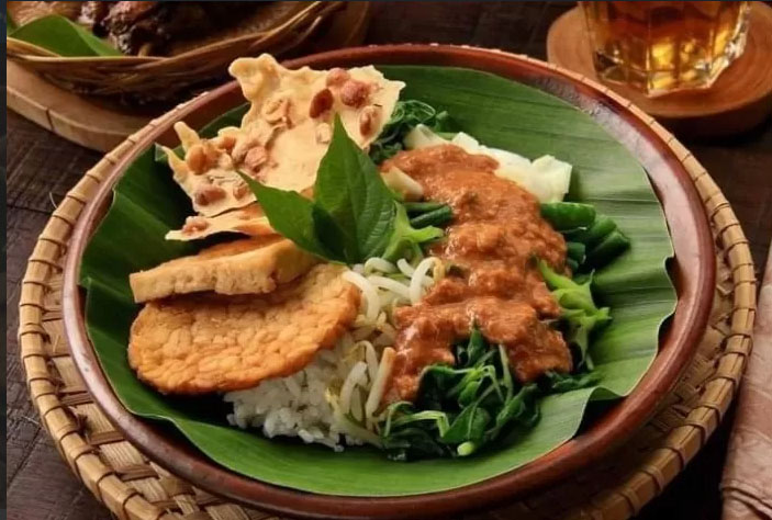 Membanggakan! Pecel Khas Jawa Timur Melesat Masuk 7 Besar Salad Terbaik di Dunia 2026