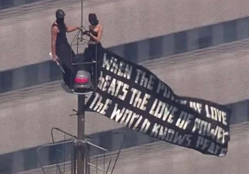 Panjat Menara Empire State Building demi Bertunangan, Sepasang Kekasih asal Rusia Berakhir di Penjara
