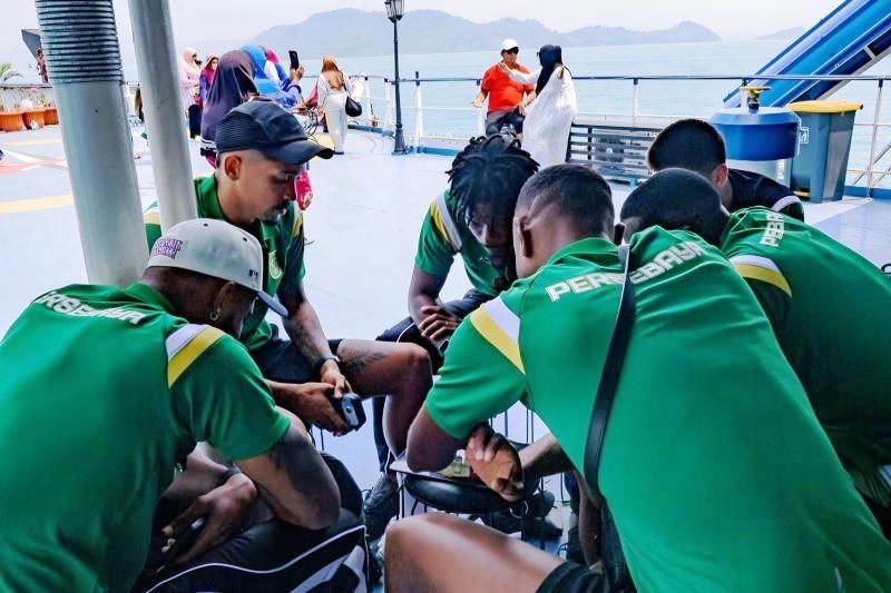 Skuad Persebaya Pulang dari Lampung via Jalur Darat dan Laut Imbas Penutupan Bandara